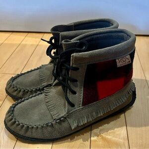Women’s Laurentian Chief Gray and Red Plaid Moccasin Boots